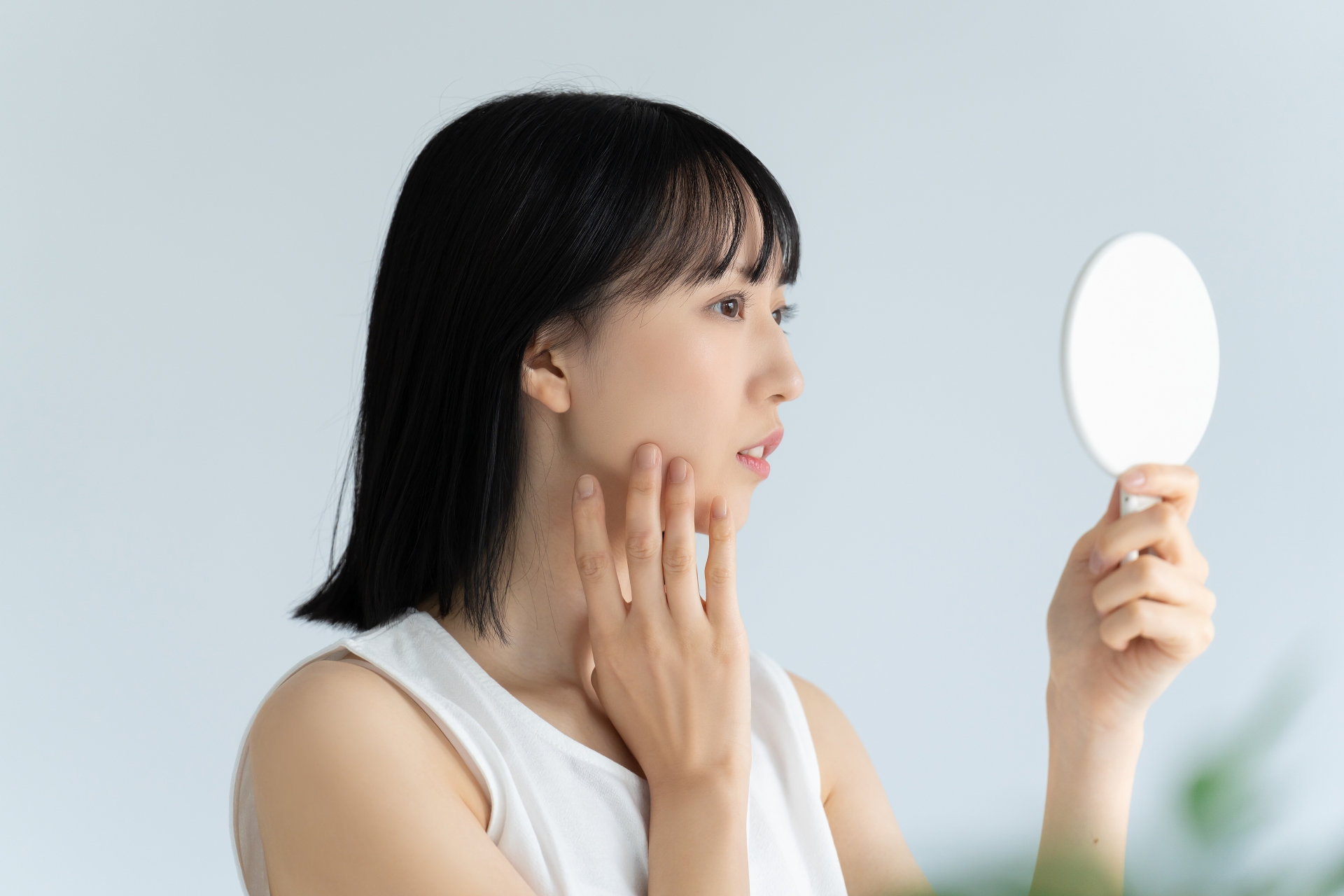 副作用が無いことを確認している女性のイメージ画像