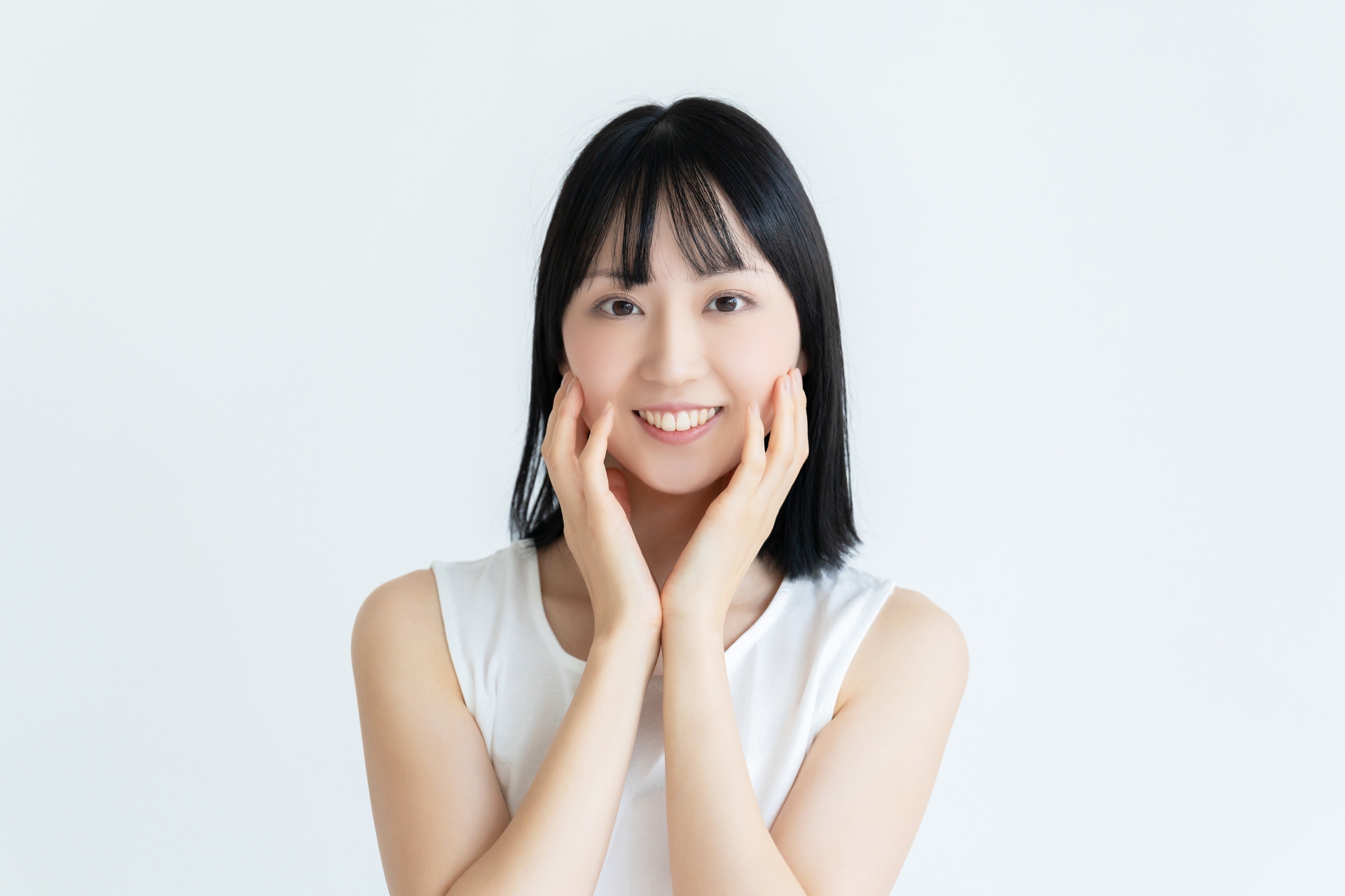 副作用が無いことを確認している女性のイメージ画像